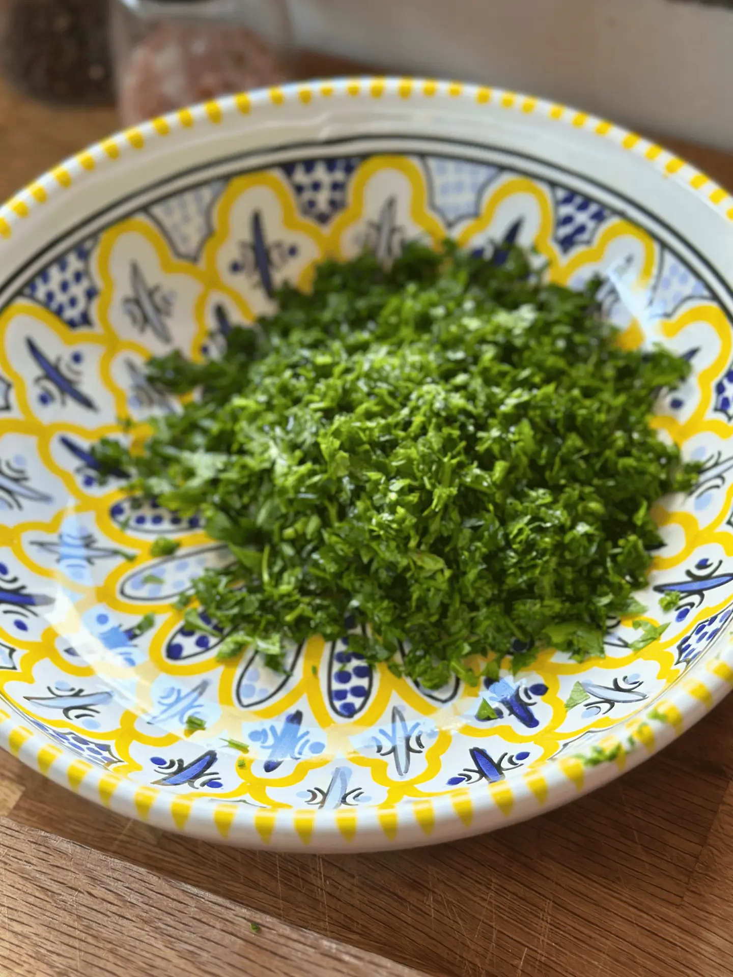 posiekana pietruszka i kolendra