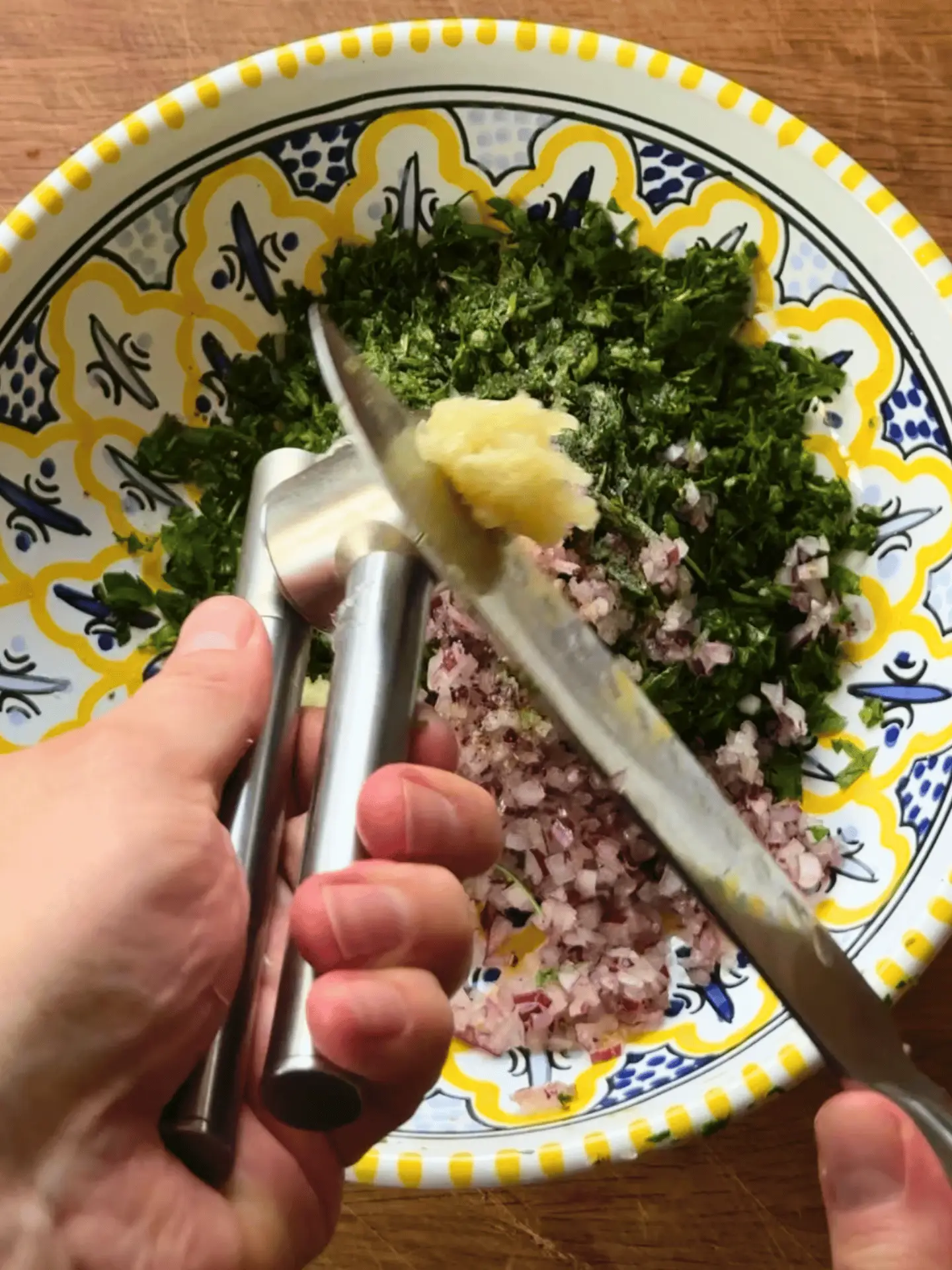 dodajemy czosnek i solimy chimichurri