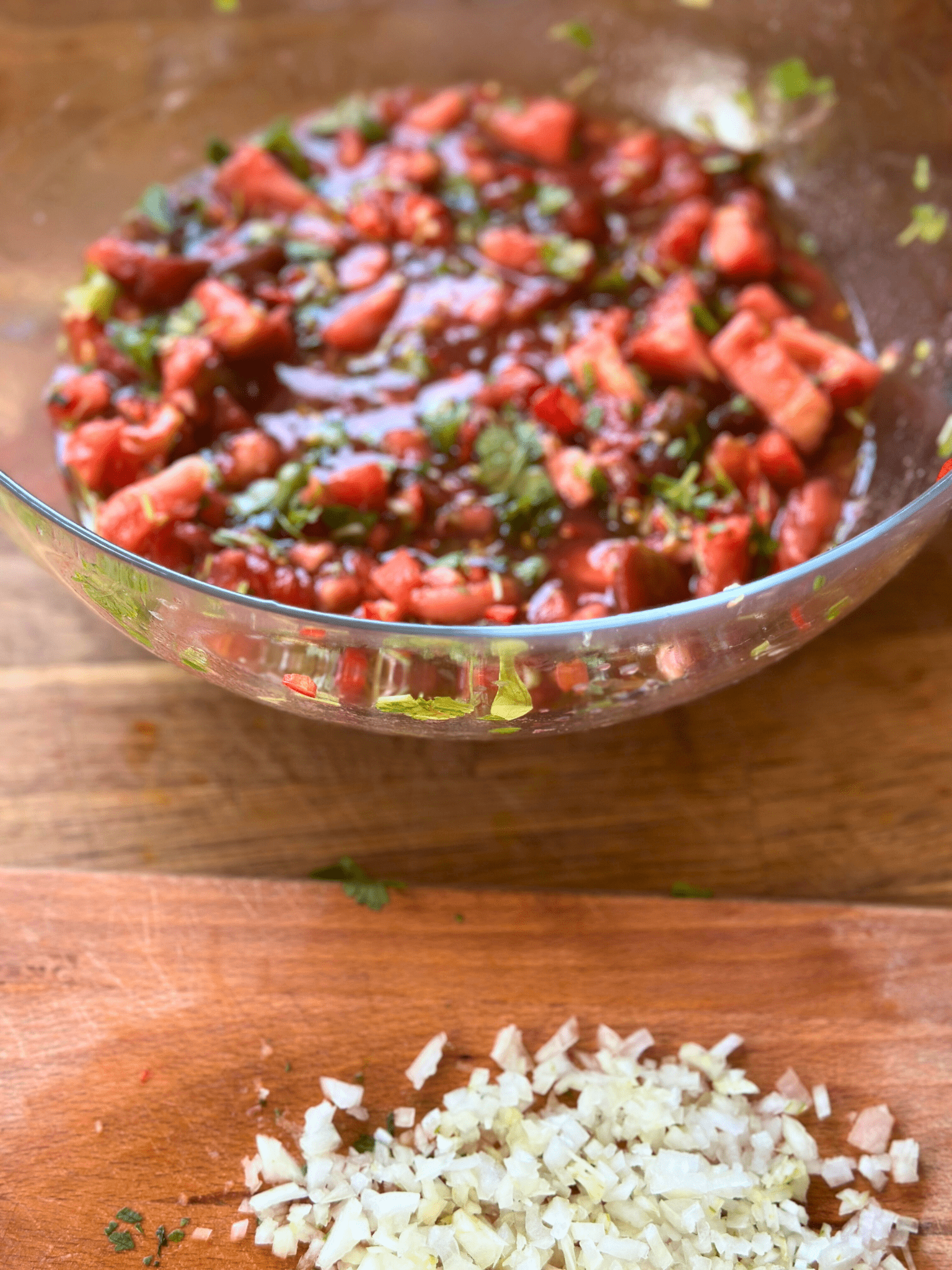 dodajemy cebulkę i sól