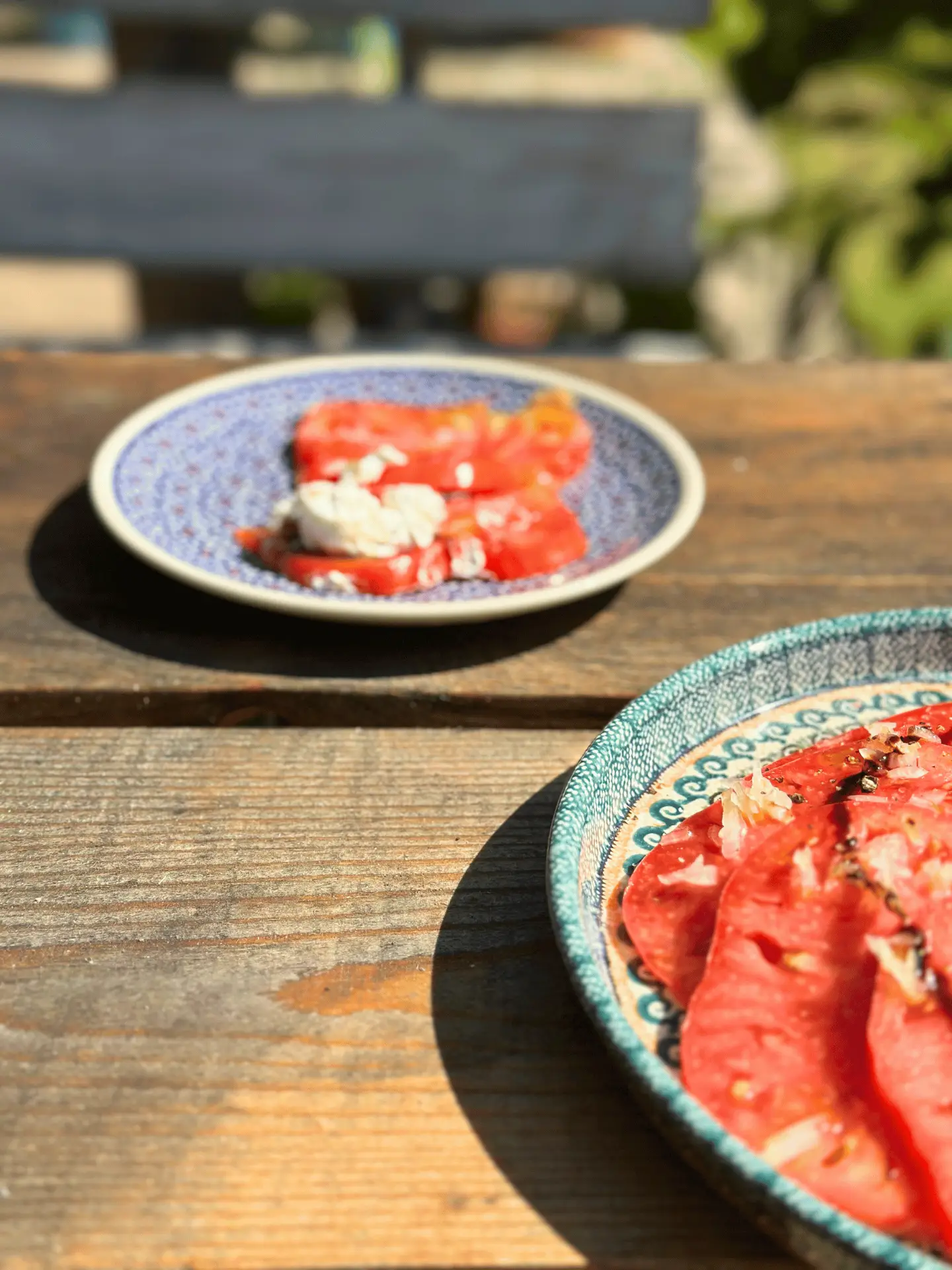 porcja osobna na talerzu pomidor z burrata