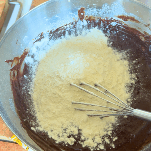 brownie czekoladowe dodajemy mąkę