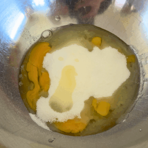 brownie czekoladowe mieszamy jajka z cukrem