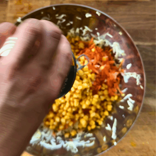 dodajemy kukurydzę do surówki