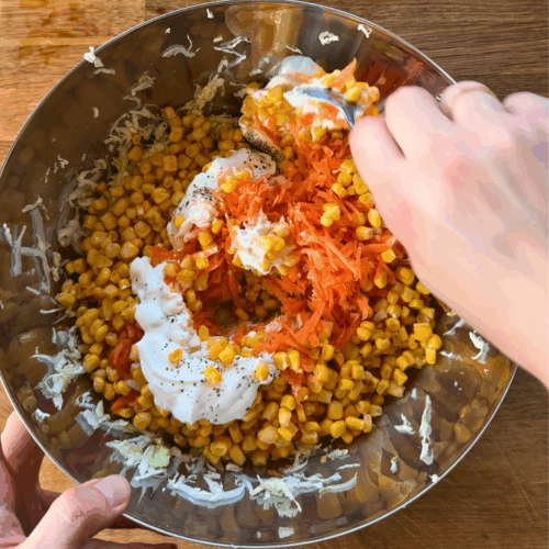 dodajemy majonez i jogurt do surówki