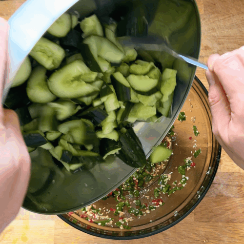 dodajemy odsączone ogórki