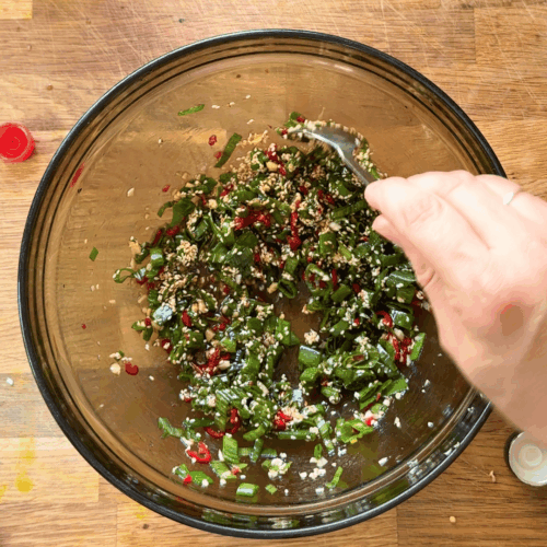 dodajemy resztę składników do azjatyckiej salatki z ogórków