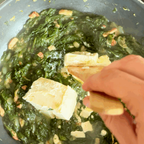 dodajemy ser feta do szpinaku