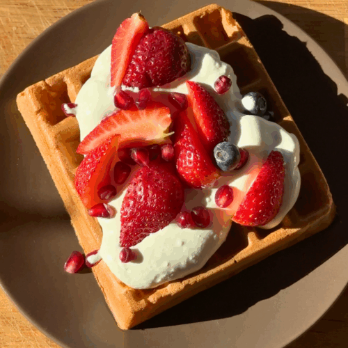 gofry klasyczne podajemy z truskawkami