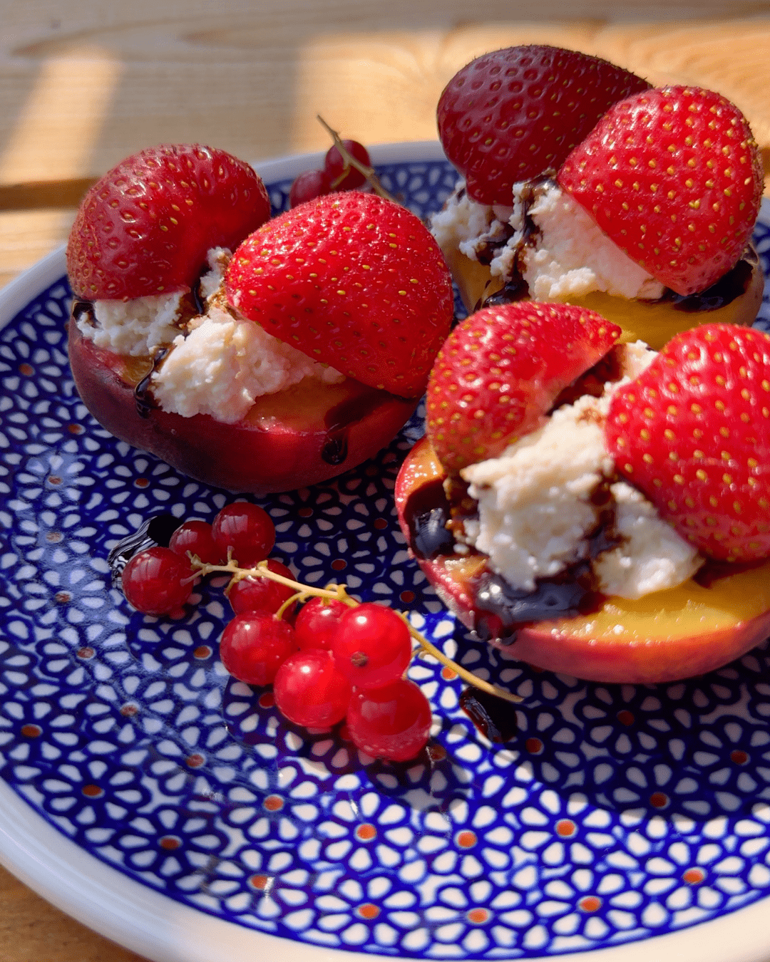 grillowane brzoskwinie z ricottą i truskawkami