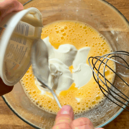 jajka mieszamy ze śmietaną