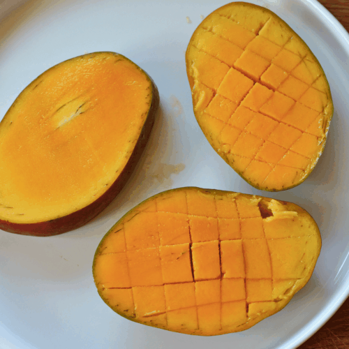 jak obrać mango, nacinamy