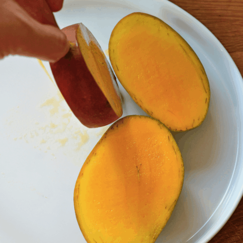 jak obrać mango, tniemy mango