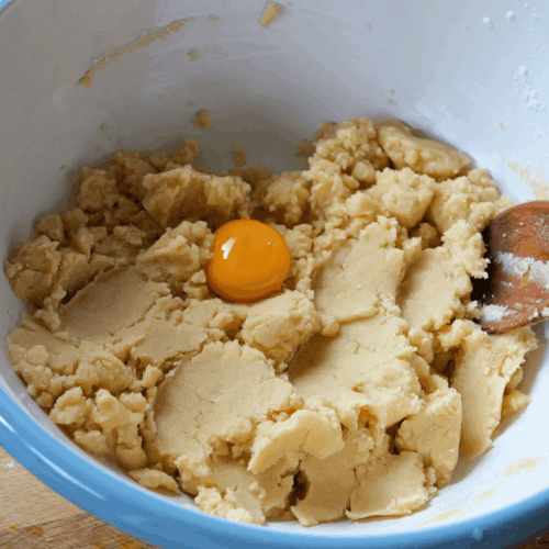 jak zrobić szarlotkę mieszamy składniki