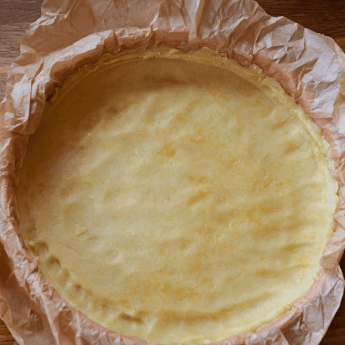 jak zrobić szarlotkę wykładamy ciasto do formy