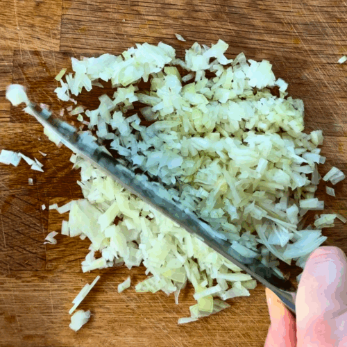 krojenie cebulki na surówkę colesław