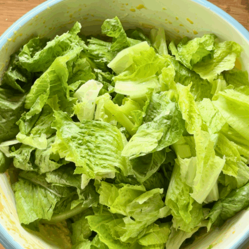 łączymy sałatę z dressingiem