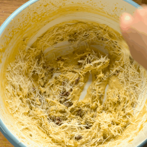 łączymy składniki dressingu do sałatki cezar