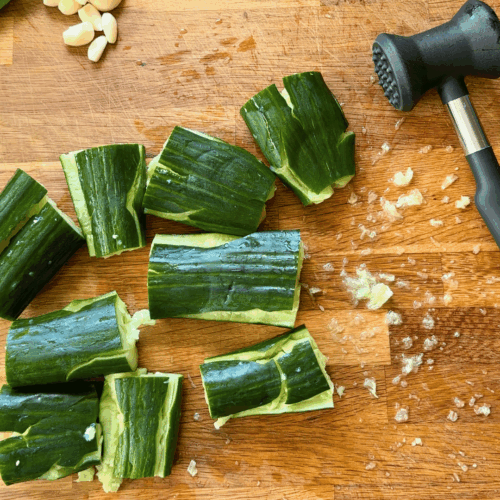 miażdżenie ogórków do azjatyckiej sałatki