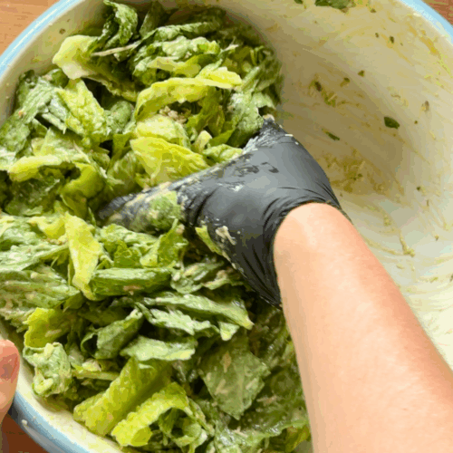 mieszamy sałatkę cezar