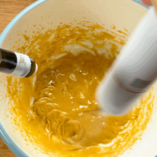 miksujemy żółtka z musztardą do sałatki cezar