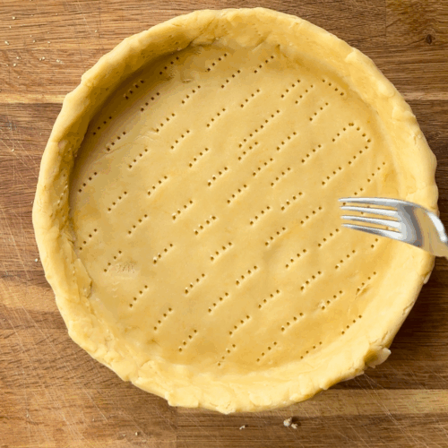 naukłuwamy kruchy spód od quiche