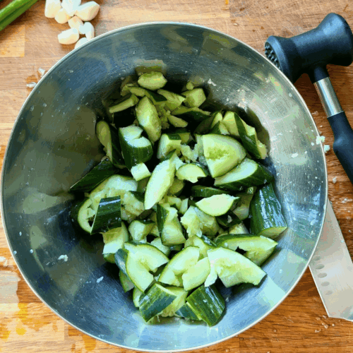 pokrojone ogórki do azjatyckiej sałatki