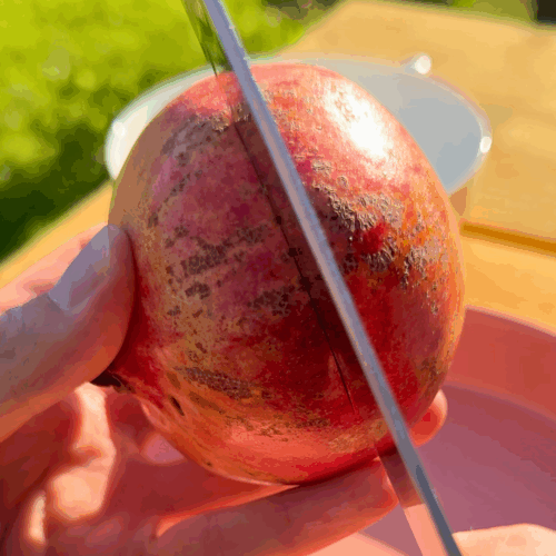 przecinamy owoc granatu