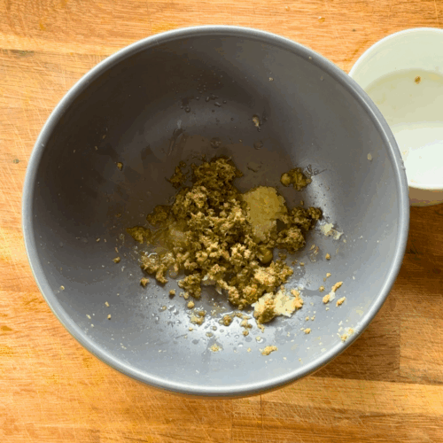 przeciskamy czosnek i kapary