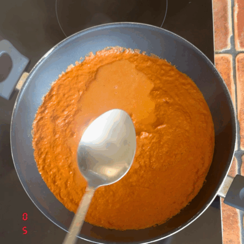 przekładamy sos na patelnie