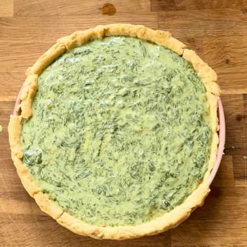 quiche ze szpinakiem przed pieczeniem