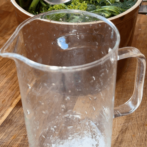 rozpuszczenie soli w wodzie