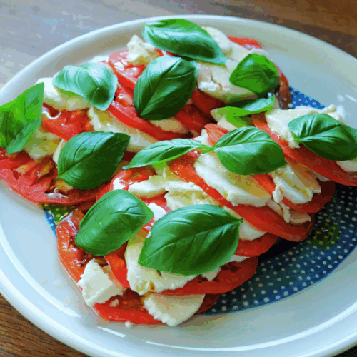 sałatka caprese bazylia