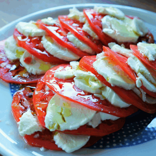 sałatka caprese polewamy oliwą