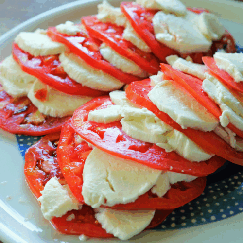 sałatka caprese przekładamy składniki