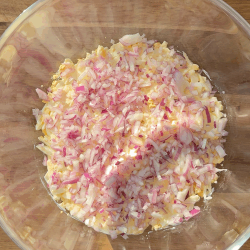 sałatka warstwowa z tuńczykiem cebulka