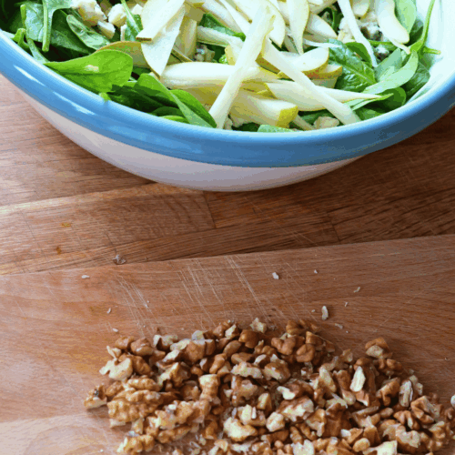 sałatka z gruszką orzechy