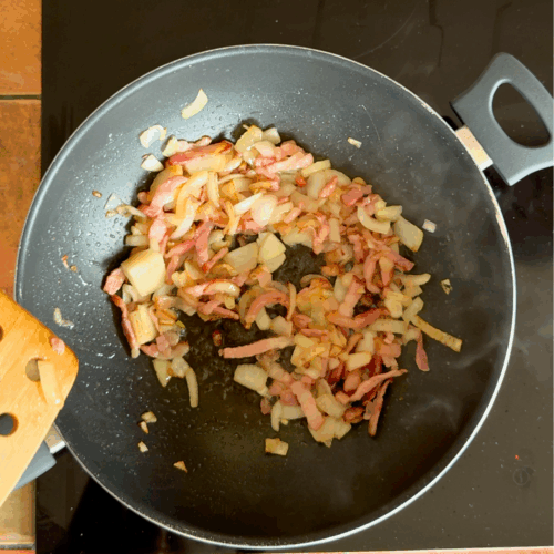 smażymy boczek z cebulką