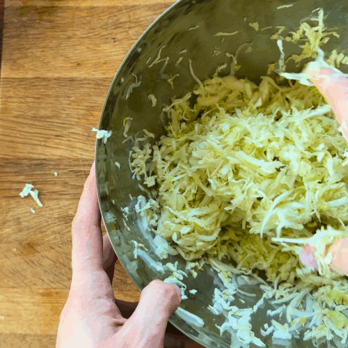szatkowanie kapusty na surówkę colesław