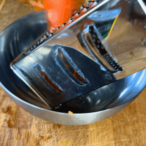 tarcie marchewki na surówkę colesław