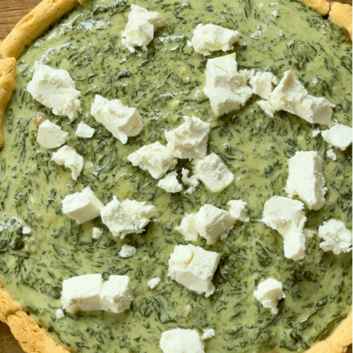 układamy kostki fety na quiche