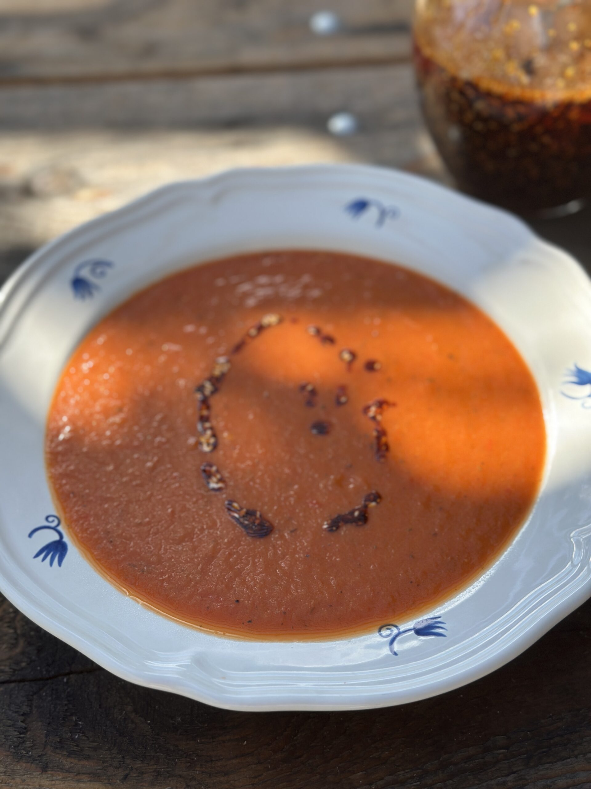 zupa aztecka udekorowana olejem z chili