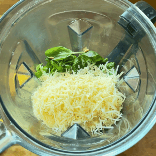 zielone pesto dodajemy parmezan