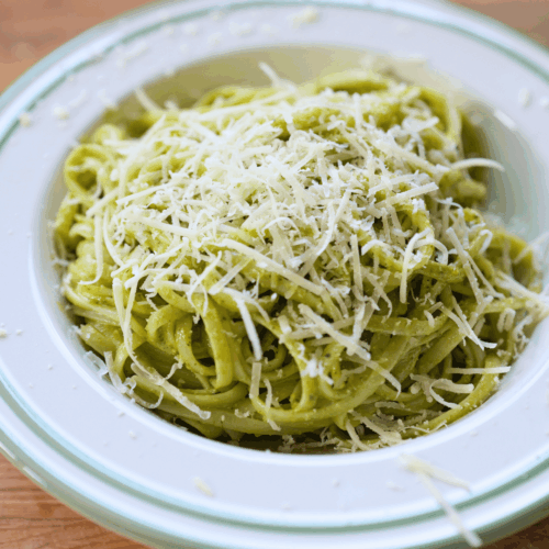 makaron z zielonym pesto i parmezanem