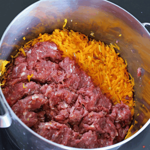 sos ragu wrzucamy mieso do garnka