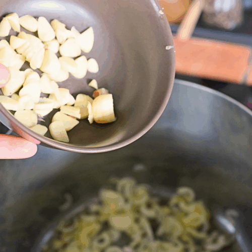 zupa dyniowa smażenie czosnku