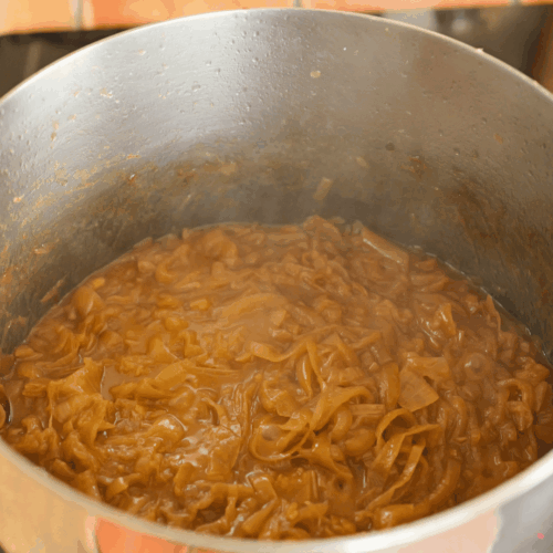 Karmelizuj cebulę zupa cebulowa