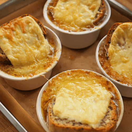 Zapiecz z serem zupa cebulowa