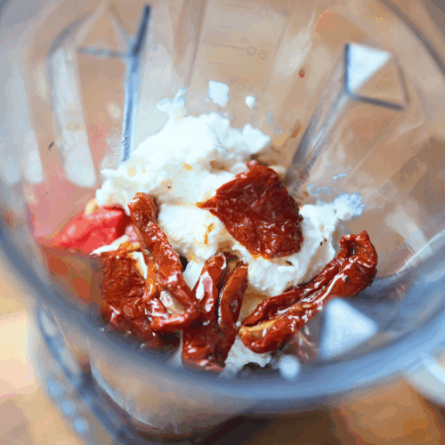 czerwone pesto dodajemy suszone pomidory