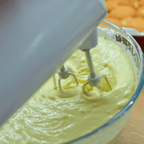 sernik pistacjowy dodanie kremu pistacjowego