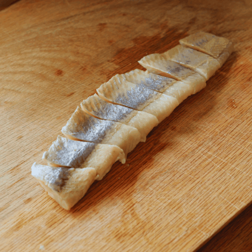 śledzie w sosie koperkowym, krojenie filetów